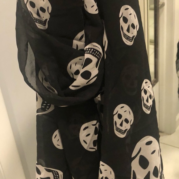 Skull Scarf Alexander McQueen"VIBE"plus Haven't found the purse to put this on! - Picture 6 of 13